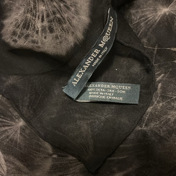 Alexander McQueen Skull Silk Scarf - Picture 4 of 6